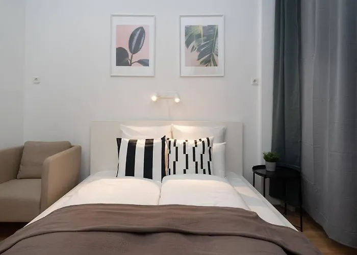 Located, 150 M2 5 Bedrooms Apt.,