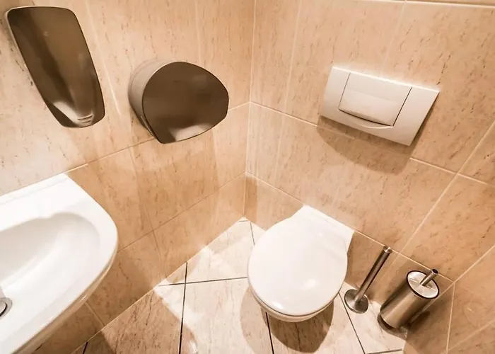 Located, 150 M2 5 Bedrooms Apt.,