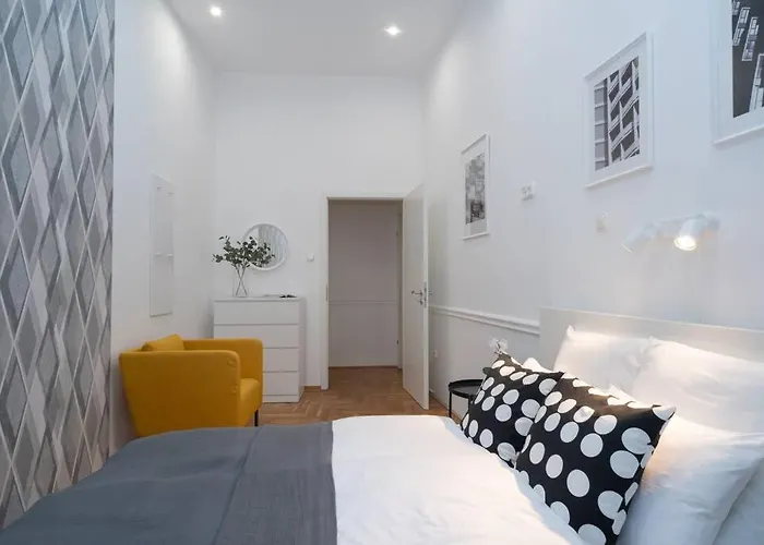 Διαμέρισμα Located, 150 M2 5 Bedrooms Apt., *