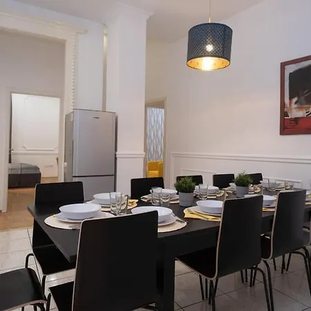 Located, 150 M2 5 Bedrooms Apt., Lägenhet Budapest