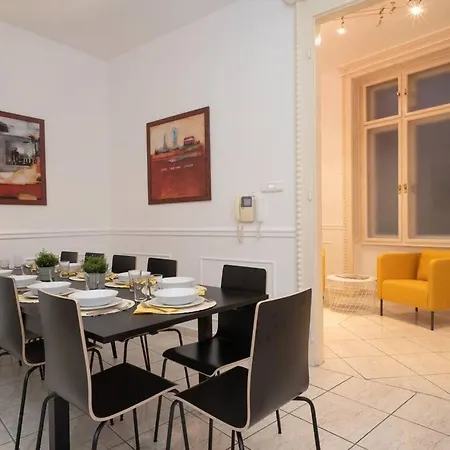 Lägenhet Located, 150 M2 5 Bedrooms Apt.,