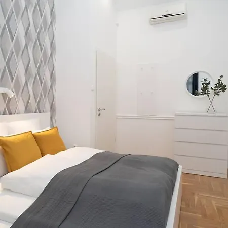 Lägenhet Located, 150 M2 5 Bedrooms Apt.,