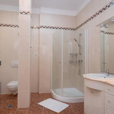 Located, 150 M2 5 Bedrooms Apt., Budapest