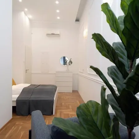 Located, 150 M2 5 Bedrooms Apt., Lägenhet Budapest