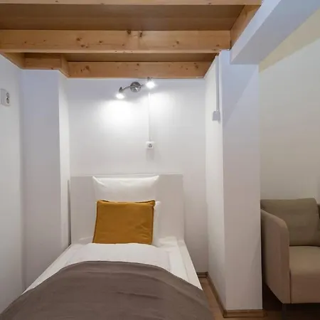 Lägenhet Located, 150 M2 5 Bedrooms Apt.,