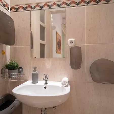 Located, 150 M2 5 Bedrooms Apt.,