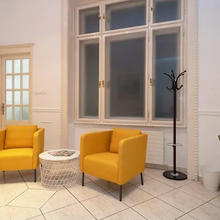 Located, 150 M2 5 Bedrooms Apt., Lägenhet Budapest