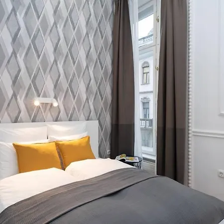 Lägenhet Located, 150 M2 5 Bedrooms Apt.,