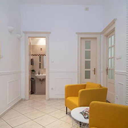 Located, 150 M2 5 Bedrooms Apt.,
