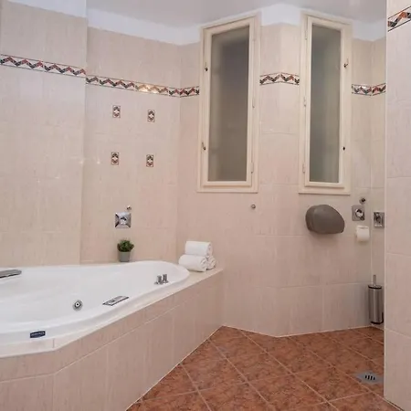 Located, 150 M2 5 Bedrooms Apt., Budapest