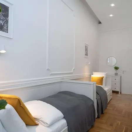 Lägenhet Located, 150 M2 5 Bedrooms Apt., *