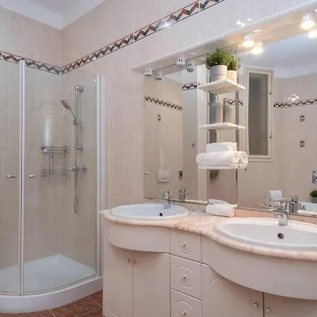 Located, 150 M2 5 Bedrooms Apt., Apartment Budapest