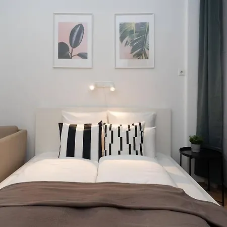 Located, 150 M2 5 Bedrooms Apt.,