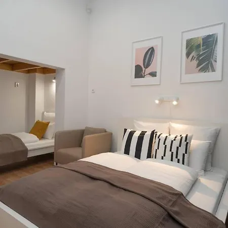 Located, 150 M2 5 Bedrooms Apt., Daire *