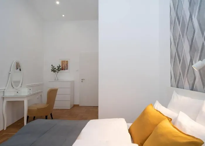 Located, 150 M2 5 Bedrooms Apt., Appartement