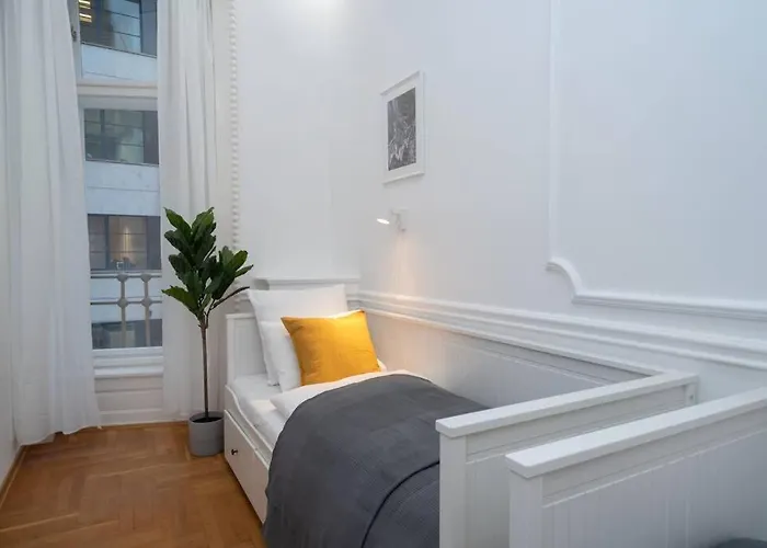 Located, 150 M2 5 Bedrooms Apt.,
