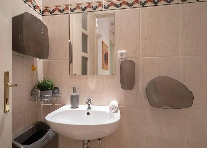 Located, 150 M2 5 Bedrooms Apt.,