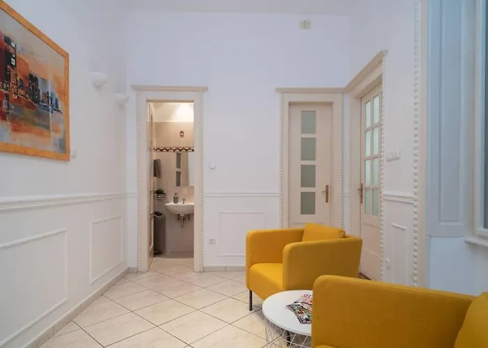 Located, 150 M2 5 Bedrooms Apt.,
