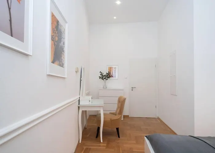 Located, 150 M2 5 Bedrooms Apt., Budapesta