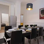 Located, 150 M2 5 Bedrooms Apt., Apartamento Budapeste