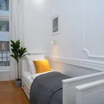 Located, 150 M2 5 Bedrooms Apt.,