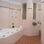 Located, 150 M2 5 Bedrooms Apt., Budapeste