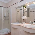 Located, 150 M2 5 Bedrooms Apt., Apartamento Budapeste