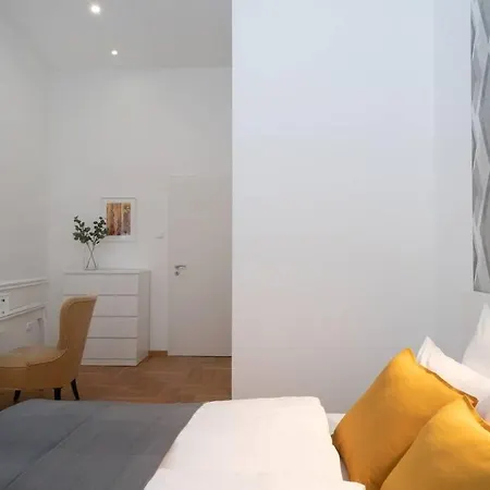 Located, 150 M2 5 Bedrooms Apt., 公寓