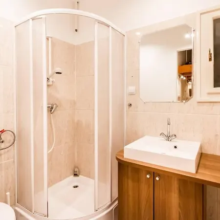 Located, 150 M2 5 Bedrooms Apt., * 布达佩斯