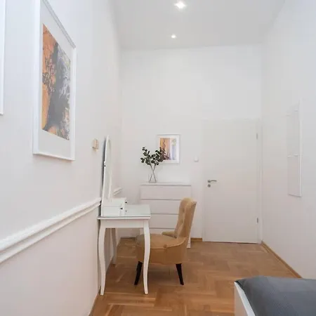 Located, 150 M2 5 Bedrooms Apt., 布达佩斯