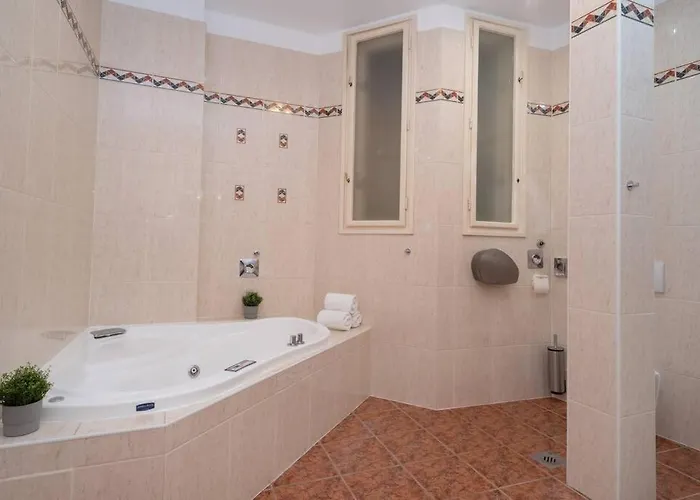 Located, 150 M2 5 Bedrooms Apt., ブダペスト