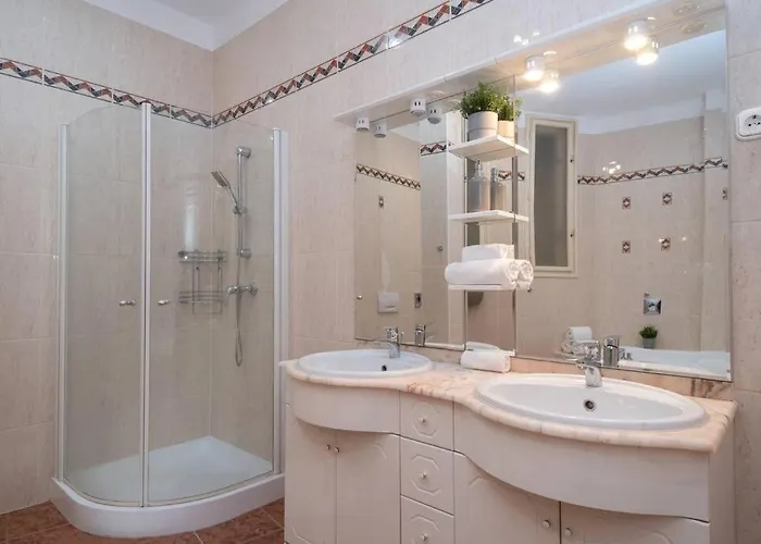 Located, 150 M2 5 Bedrooms Apt., アパート ブダペスト